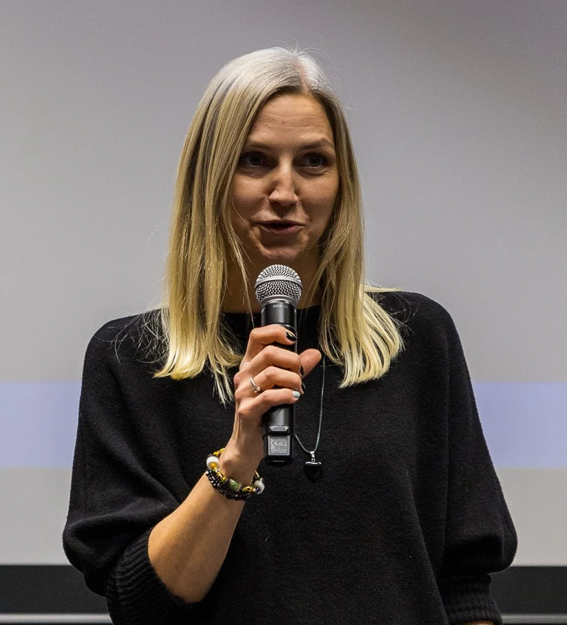 Kobieta z długimi blond włosami. To Anna Karoń.